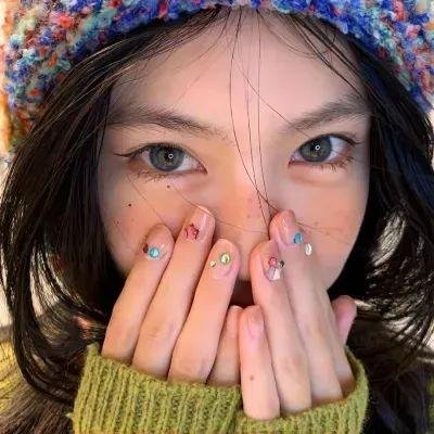 小鬼头上的女人